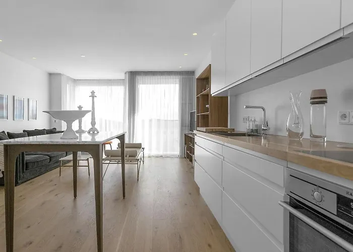 Luxury Condo, Ocean & Mountain Views, City Center